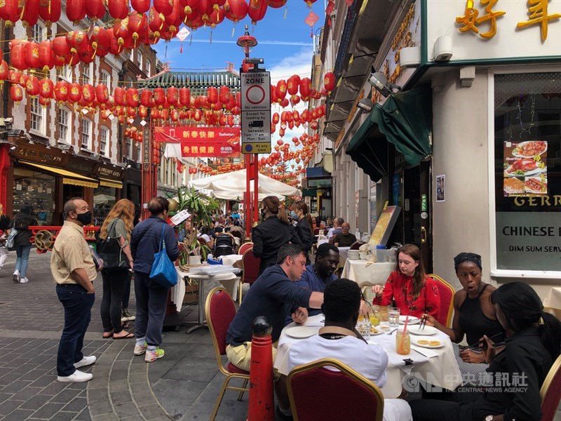 英國疫情升溫,近期每8天染疫住院人數就會倍增,政府18日警告,可能會在英格蘭各地再次實施全面封鎖。圖為倫敦中國城。中央社記者戴雅真倫敦攝 109年8月5日