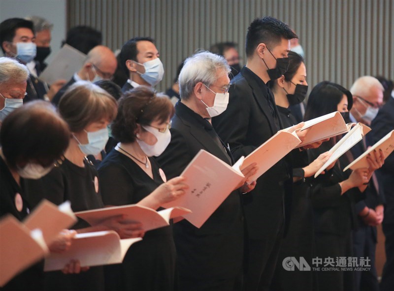 前總統李登輝追思告別禮拜19日在淡水真理大學大禮拜堂舉行,李登輝女兒李安娜(前左2起)、李安妮、女婿賴國洲等人出席。中央社記者張新偉攝 109年9月19日