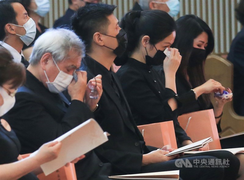 前總統李登輝追思告別禮拜19日在淡水真理大學大禮拜堂舉行,李登輝女婿賴國洲(右4)、孫女李坤儀(右2)在會場觀看影片時一度拭淚。中央社記者張新偉攝 109年9月19日