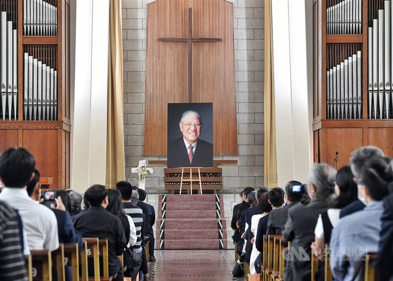 故總統李登輝追思告別禮拜19日在真理大學舉行,淡江中學在大禮拜堂設置轉播,民眾可在禮堂內觀看儀式進行。中央社記者鄭清元攝 109年9月19日