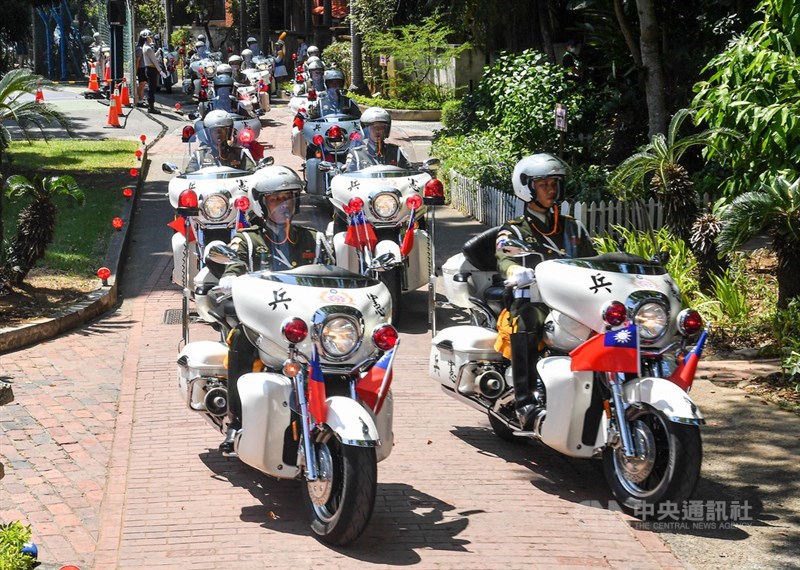 故總統李登輝追思禮拜19日在真理大學舉行,移靈車隊在憲兵機車連護送下離開真理大學,轉往淡江中學巡禮。中央社記者鄭清元攝 109年9月19日