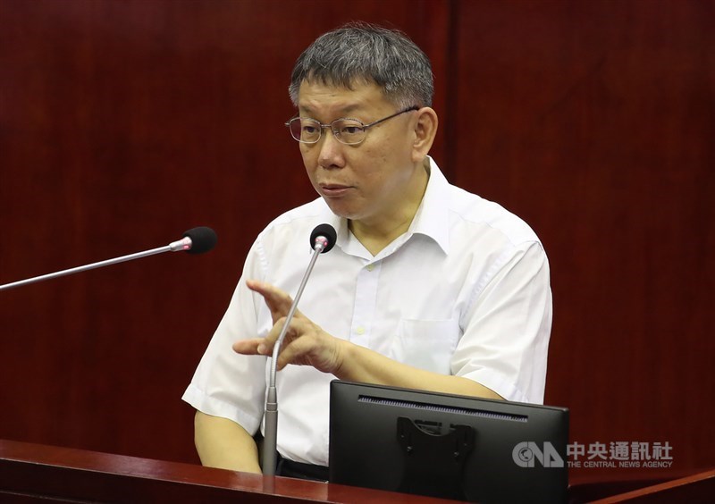 台北市長柯文哲18日至市議會接受質詢,議員羅智強表示,只剩公投能擋瘦肉精美豬;柯文哲說,再給民進黨一段時間準備說明,如果真的不行,「就幫你簽(公投連署書)。」中央社記者張新偉攝 109年9月18日
