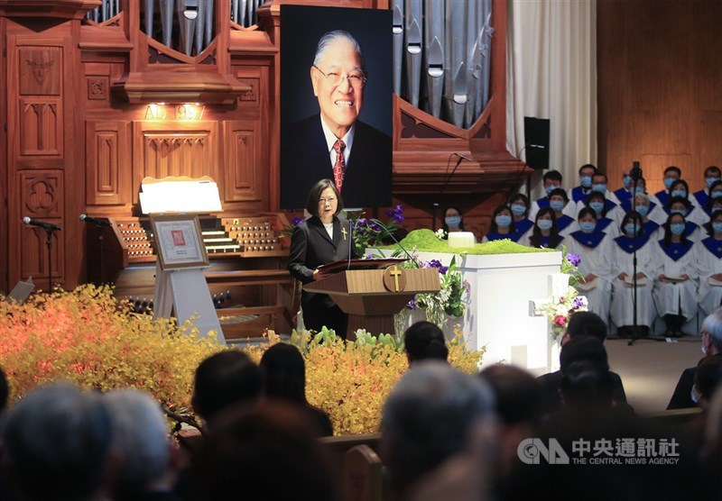 故總統李登輝追思告別禮拜19日在新北市淡水區真理大學舉行,總統蔡英文親自頒發褒揚令並致詞感念李登輝對台灣民主的貢獻。中央社記者張新偉攝109年9月19日