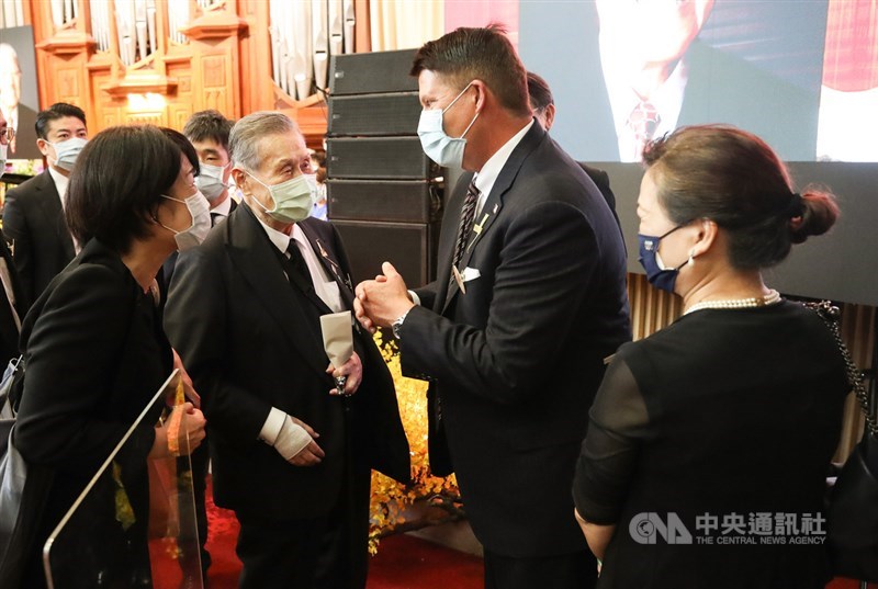 故總統李登輝追思告別禮拜19日在新北市淡水區真理大學舉行,會後美國國務院次卿柯拉克(Keith Krach)(中右)與日本前首相森喜朗(中左)相互致意。中央社記者張新偉攝109年9月19日