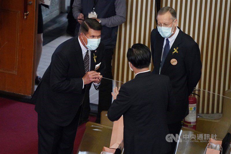 前總統李登輝追思告別禮拜19日在淡水真理大學大禮拜堂舉行,美國國務院主管經濟成長、能源與環境次卿柯拉克(Keith Krach)(左)、美國在台協會台北辦事處處長酈英傑(Brent Christensen)(右)出席,與外交部長吳釗燮(背對者)交換意見。中央社記者徐肇昌攝 109年9月19日