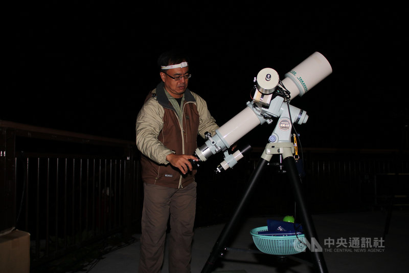 推廣合歡山觀星,全台第一座觀星友善平台19日晚間在鳶峰啟用,天文迷呂其潤受訪表示,早期此處平台不大,地板也不牢固,並不是很方便,整建後環境舒適、廣闊平整,器材可穩定架設,也能容納更多人,相信會吸引更多同好來觀星。中央社記者蕭博陽南投縣攝 109年9月19日