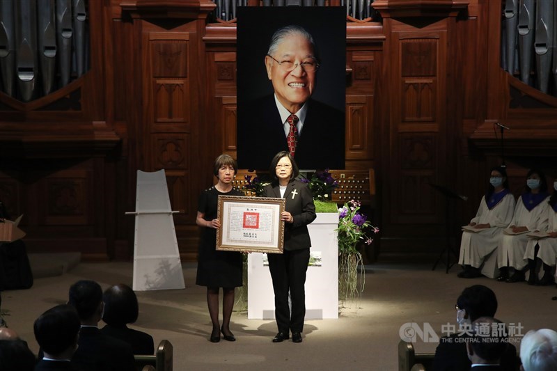 故總統李登輝追思告別禮拜19日在新北市淡水區真理大學舉行,總統蔡英文(右)親自頒發褒揚令,由李登輝女兒李安娜(左)接受。中央社記者張新偉攝109年9月19日