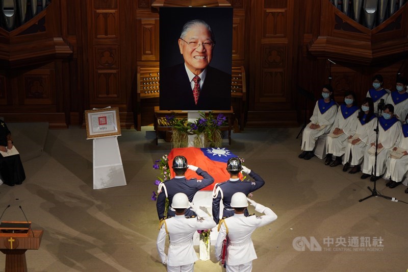 前總統李登輝追思告別禮拜19日在淡水真理大學大禮拜堂舉行,三軍儀隊進行贈旗儀式前行舉手禮。中央社記者徐肇昌攝 109年9月19日