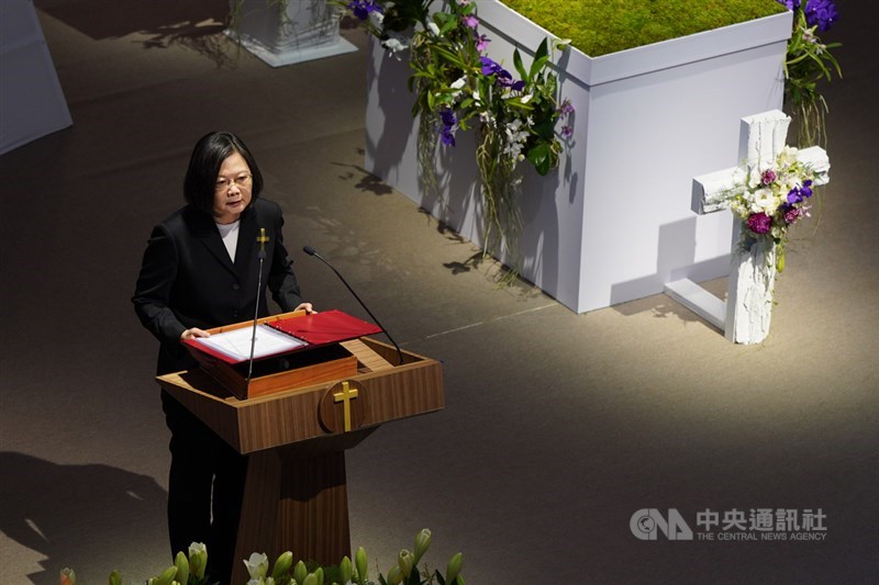 前總統李登輝追思告別禮拜19日在淡水真理大學大禮拜堂舉行,總統蔡英文致詞表示,李登輝的一生跨越台灣近百年歷史,也連結台灣與世界,讓台灣綻放出燦爛的光芒,她要代表台灣人民向李登輝說聲「謝謝您」。中央社記者徐肇昌攝 109年9月19日
