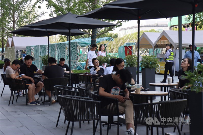 武漢肺炎疫情爆發8個月後,上海街市人潮恢復不少,許多人與朋友聚會、逛街也未戴口罩。中央社記者張淑伶上海攝 109年9月6日