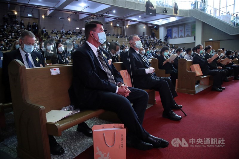 故總統李登輝追思告別禮拜19日在新北市淡水區真理大學舉行,美國國務院次卿柯拉克(Keith Krach)(前左)、日本前首相森喜朗(前左2)等國內外政要出席中央社記者張新偉攝 109年9月19日