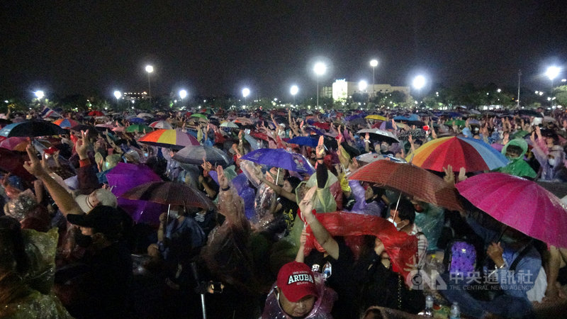 法政大學學生19日發起抗議，儘管曼谷天候不佳、陰雨綿綿，約2萬人湧入皇家田廣場，高喊「政府下台、人民萬歲」的口號。中央社記者呂欣憓曼谷攝　109年9月19日
