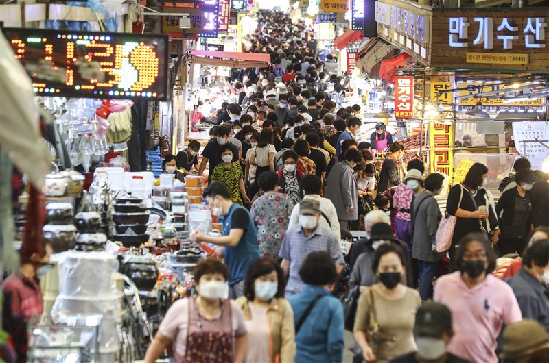 韓國18日確診感染新增126例,累計確診2萬2783例。圖為釜山釜田市場採購人潮。(韓聯社)