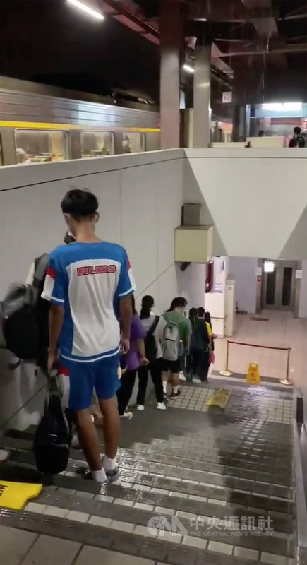 有民眾18日晚間在網路上貼出花蓮玉里火車站漏水影片，影片中月台遮雨棚嚴重漏水，打落在通往地下道的樓梯中間位置，乘客只能靠著左側走。台鐵19日指出，已委由廠商修繕，會要求加速維修，預計25日全數完成。（民眾提供）中央社記者張祈花蓮傳真　109年9月19日