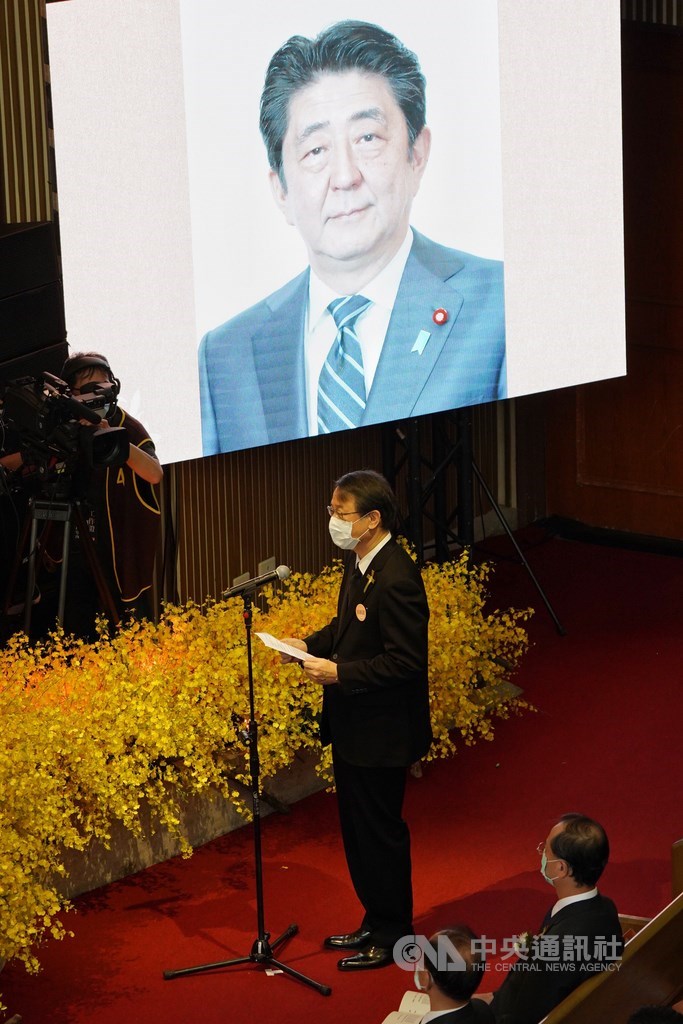 前總統李登輝追思告別禮拜19日在淡水真理大學大禮拜堂舉行,日本台灣交流協會台北事務所代表泉裕泰(圖)宣讀日本前首相安倍晉三悼詞。中央社記者徐肇昌攝 109年9月19日