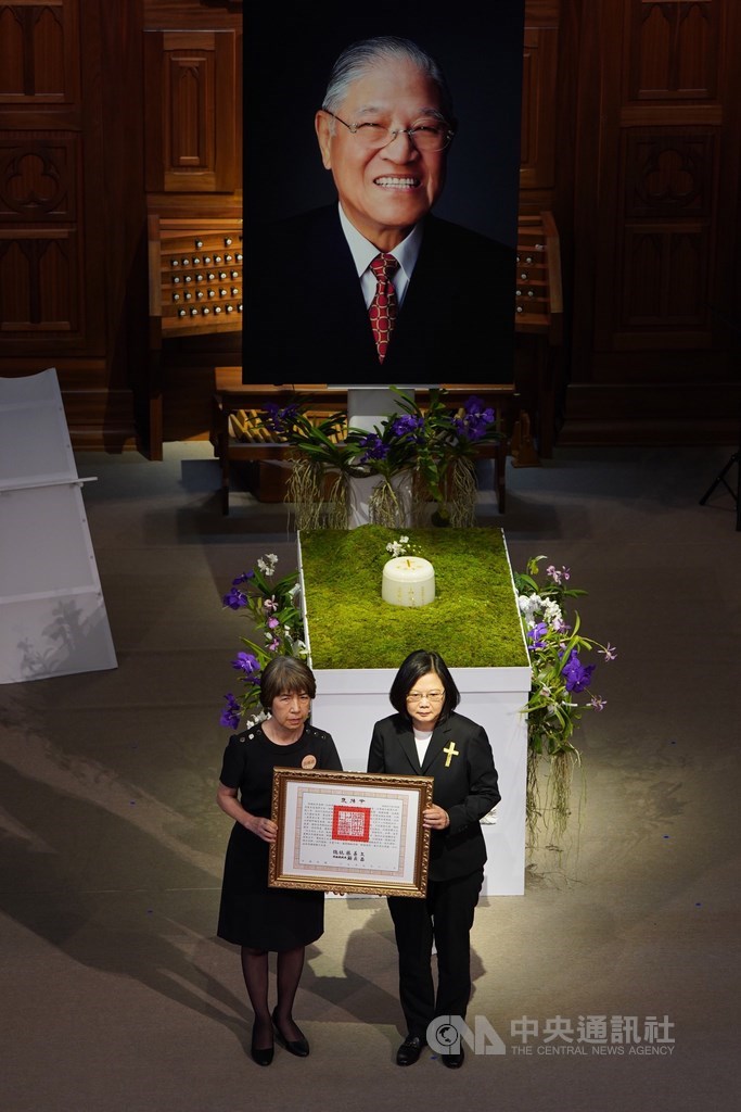 前總統李登輝追思告別禮拜19日在淡水真理大學大禮拜堂舉行,總統蔡英文(右)親自頒發褒揚令,由李登輝女兒李安娜(左)代表接受。中央社記者徐肇昌攝 109年9月19日
