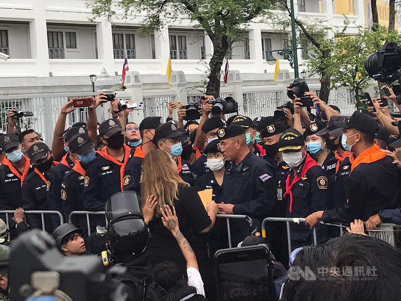 以法政大學學生為主體的學生抗議團體20日前往大皇宮,要提出改革王室訴求,由學生領袖之一的帕努莎雅(左染金髮者)向警方遞交請願書。中央社記者呂欣憓曼谷攝 109年9月20日
