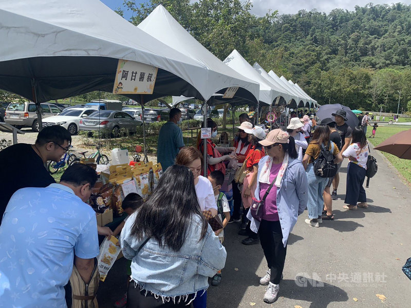 水土保持局南投分局在日月潭舉辦「農萊市集」,湧入大量人潮以實際消費購買支持在地農特產品,20日是活動最後一天,業者再下殺更優惠價格促銷。(水保局南投分局提供)中央社記者蕭博陽南投傳真 109年9月20日