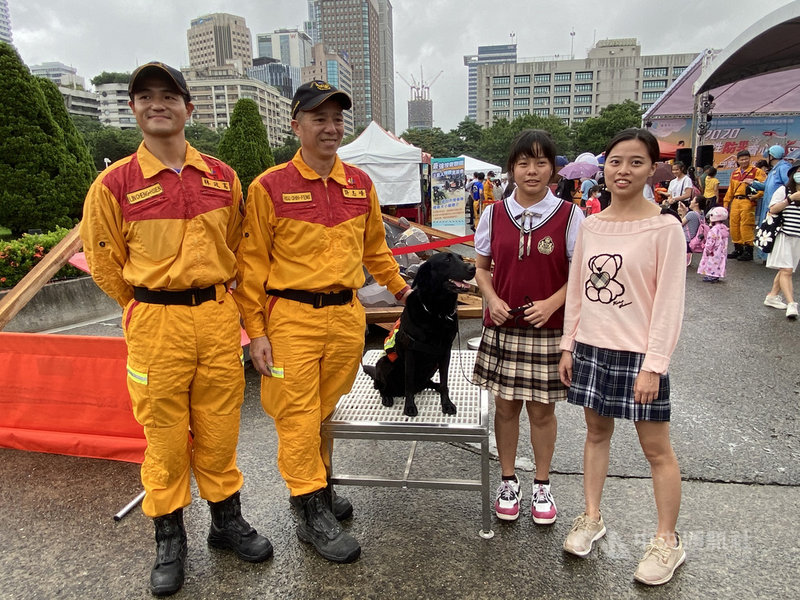 消防署和台北市消防局20日舉辦「國家防災日防災教育宣導活動」,台南維冠大樓震災獲救的鄭姓姊妹(右1、右2)也現身,向北市消搜救隊員林政憲(左1)、許志峰(左2)表達感謝。中央社記者黃麗芸攝 109年9月20日