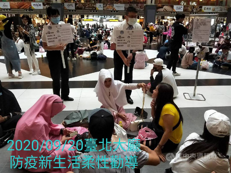 近兩週假日,台北車站大廳不但人群滿滿席地而坐,20日還有人聚餐吃喝,台鐵採取柔性勸導,呼籲民眾遵守防疫規定。(台鐵提供)中央社記者汪淑芬傳真 109年9月20日