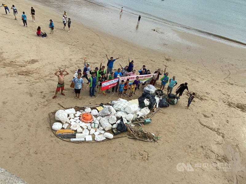 馬祖國家風景區管理處持續廣邀地方單位進行淨灘活動,20日參與淨灘的成員在海邊撿拾海漂垃圾,並將垃圾分類排成鯨豚形狀,呼籲大眾愛護生態、落實環保。(馬祖國家風景區管理處提供)中央社記者邱筠馬祖傳真 109年9月20日