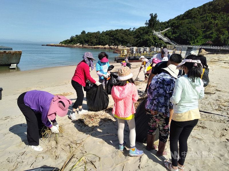 馬祖國家風景區管理處持續廣邀地方單位進行淨灘活動,20日不少民眾一起撿拾海漂垃圾,守護地方環境。(馬祖國家風景區管理處提供)中央社記者邱筠馬祖傳真 109年9月20日