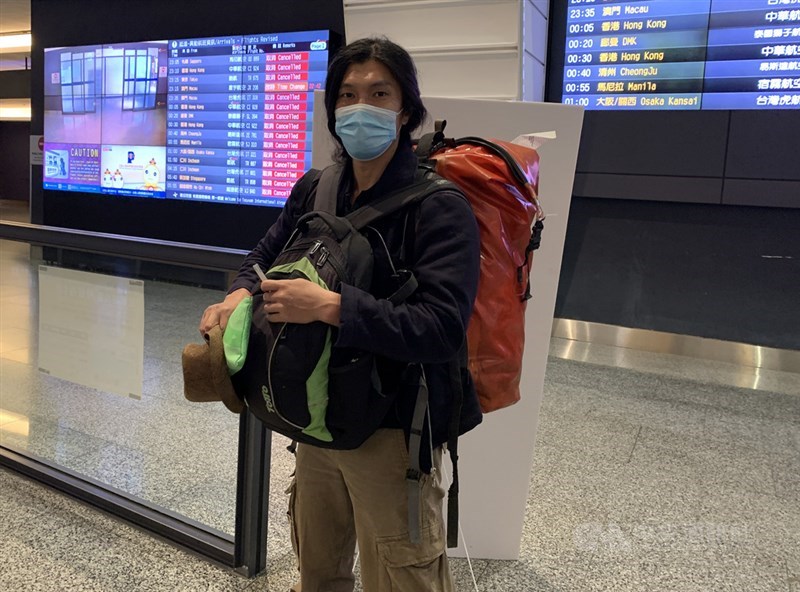 目標騎單車環遊世界的台灣單車騎士陳峻永，受武漢肺炎疫情肆虐全球影響，決定暫停環遊世界計畫，19日搭乘班機回到家鄉台灣。中央社記者葉臻攝 109年9月19日