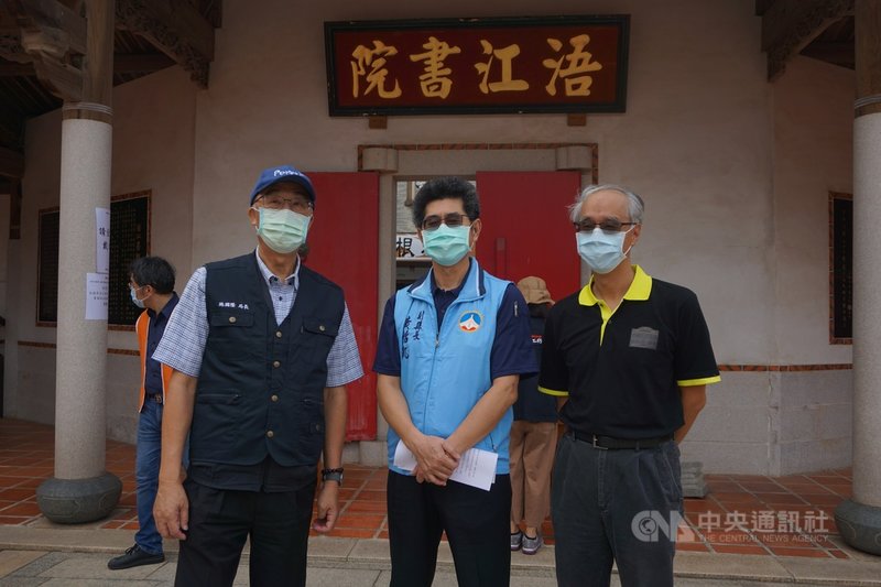 文化部傳統匠師資格審查考試金門場20日在浯江書院登場，文化部文資局局長施國隆（左）、金門縣副縣長黃怡凱（中）和金門縣文化局長許正芳（右）前往視察。中央社記者黃慧敏攝　109年9月20日