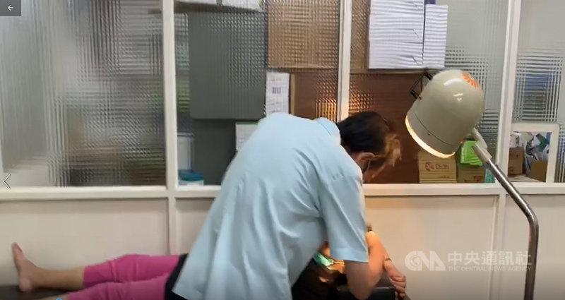 高雄市政府衛生局20日表示,民眾8月底檢舉鼓山某診所聘用沒有醫師資格者,並幫病人執行傷口清創手術,衛生局稽查發現,這家診所聘用密醫,診所因而被罰新台幣10萬,密醫及2名醫生也遭法辦。(高市衛生局提供)中央社記者侯文婷傳真 109年9月20日