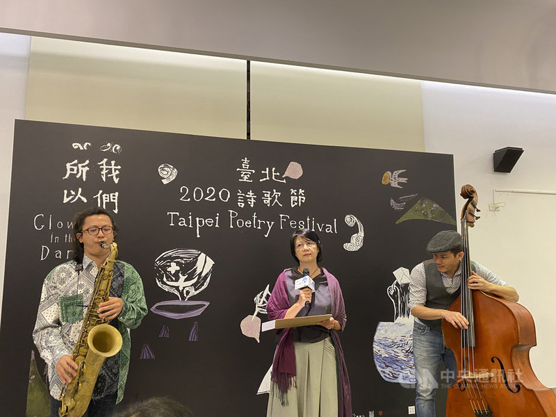 2020台北詩歌節邀請客語文學代表詩人張芳慈(中)擔任焦點詩人,21日在記者會現場與樂手謝明諺(左)、徐崇育(右)共同演出。中央社記者陳秉弘攝 109年9月21日