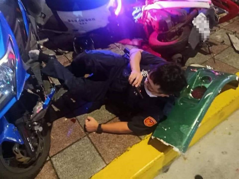 台北市內湖區21日晚間發生一輛公車因不明原因衝撞至人行道事件,造成1人命危、1人受傷,經送醫治療,命危的男性路人因傷重不治。圖為事發時正在人行道上回報勤務狀況的員警遭撞受傷。(翻攝照片)中央社記者黃麗芸傳真 109年9月21日
