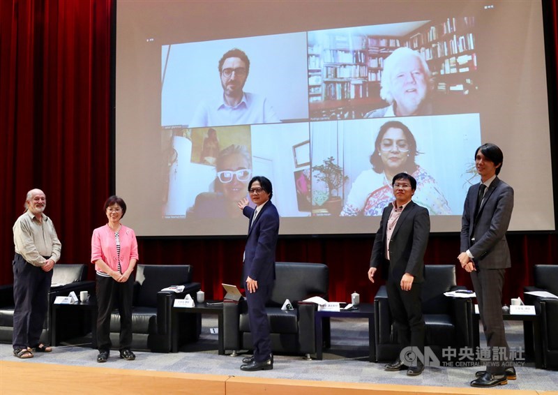 唐獎教育基金會21日舉行「唐獎第4屆大師論壇-法治場」,今年因疫情影響,法治獎得獎單位以視訊方式與國內與談人探討非政府組織在公民社會的角色。中為唐獎法治獎召集人葉俊榮。中央社記者張皓安攝 109年9月21日