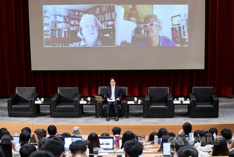唐獎教育基金會21日舉行「唐獎第4屆大師論壇-法治場」,由唐獎法治獎召集人葉俊榮(中)主持,因疫情影響,邀請法治獎得主透過視訊分享。中央社記者張皓安攝 109年9月21日