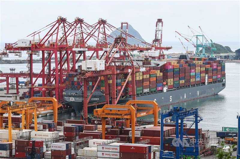 經濟部24日公布1月外銷訂單統計為527.2億美元,年增49.3%,再創歷年同月新高,並寫下連11紅紀錄。(中央社檔案照片)