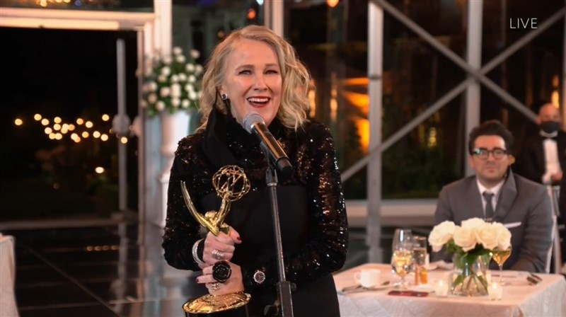 凱瑟琳奧哈拉獲第72屆艾美獎喜劇類最佳女主角。(圖取自facebook.com/televisionacad)