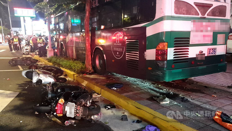 北市警消21日晚間獲報,內湖區內湖路1段發生一輛公車因不明原因衝撞至人行道事件,立即派員到場救援。(翻攝照片)中央社記者黃麗芸傳真 109年9月21日