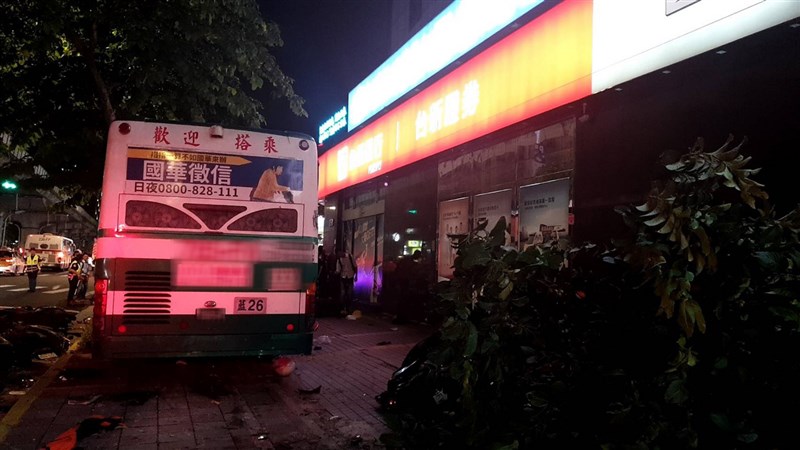 台北市內湖區21日晚間發生一輛公車因不明原因衝撞至人行道事件,造成1死1傷,路邊停放20多輛機車也遭撞損,事發原因仍待警方調查釐清。(翻攝照片)中央社記者黃麗芸傳真 109年9月21日