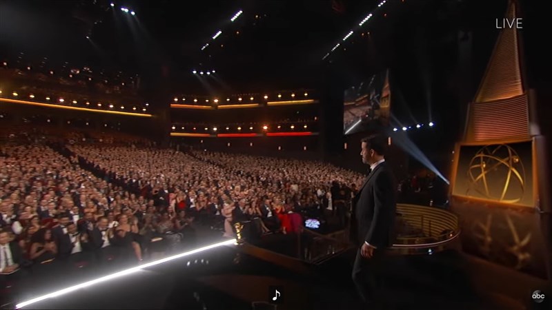 主持人吉米金摩開門見山歡迎大家收看艾美獎,但說的是pand-Emmys,取「流行病」(pandemic)的諧音。導播也先播出群星滿座的歷史畫面,再切入實際空蕩蕩的會場。(圖取自ABC YouTube頻道網頁youtube.com)