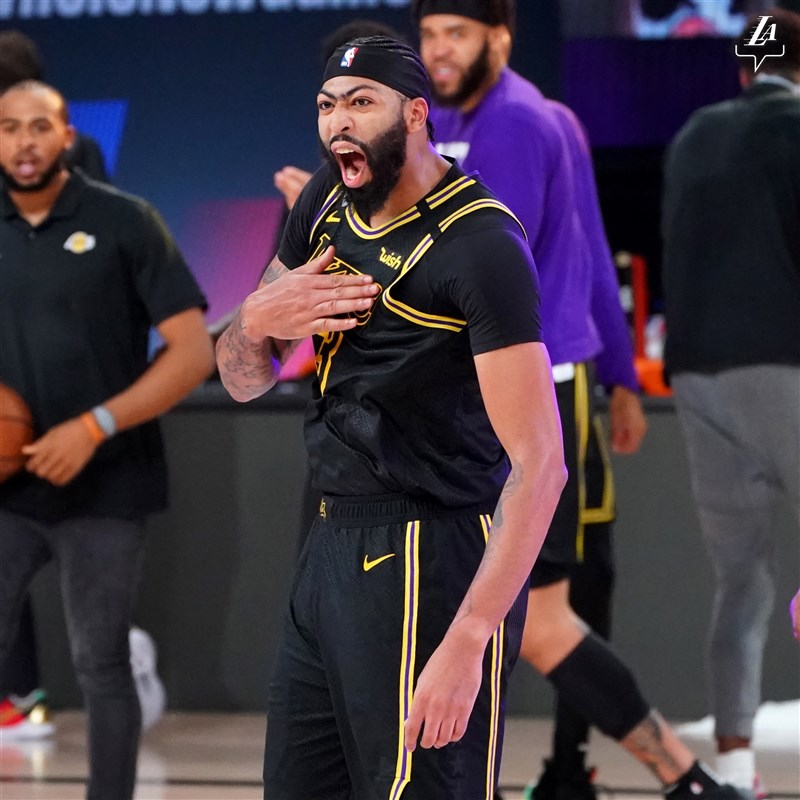 NBA洛杉磯湖人隊20日靠球員戴維斯(前)壓哨三分球,以105比103力退金塊;湖人季後賽3度穿黑曼巴球衣都贏球,戴維斯說:「我們從不想穿著這套球衣輸球。」(圖取自twitter.com/Lakers)