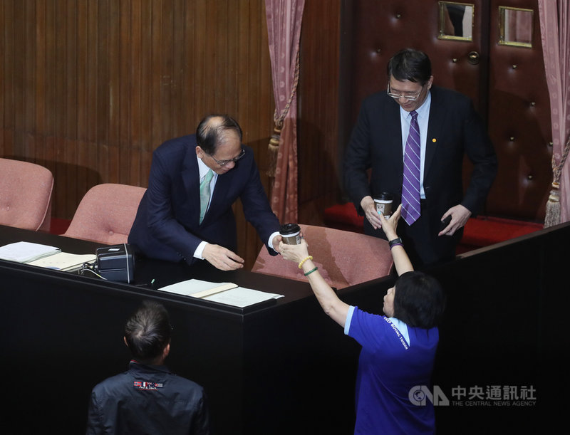 國民黨立委22日霸占立法院官員席,讓行政院長蘇貞昌無法上台施政報告,杯葛議事進行,立法院會上午空轉。立法院長游錫堃(後左)下午與立法院秘書長林志嘉(後右)到議場了解情況,國民黨立委葉毓蘭(前右)遞上飲料後和游錫堃交換意見。中央社記者裴禛攝 109年9月22日
