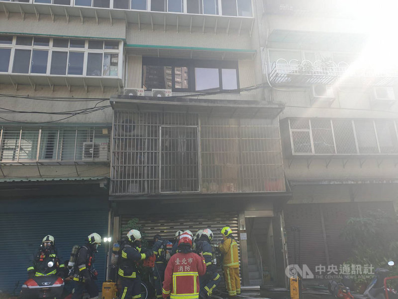 台北市消防局22日下午獲報,內湖區康寧路一處私人養護所傳火警,立即派員趕往救援,救出3名年約80到90歲的男性,已無呼吸心跳、送醫搶救中,據調查了解,此處為非法養護機構,已將負責人帶回派出所偵訊。(翻攝照片)中央社記者黃麗芸傳真 109年9月22日