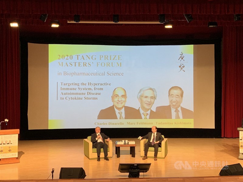 2020唐獎國際大師論壇生技醫藥場22日在國立成功大學登場，因應武漢肺炎疫情，第4屆3名得獎人透過視訊發表演說。中央社記者張榮祥台南攝 109年9月22日