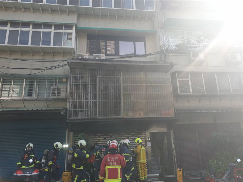 台北市消防局22日下午獲報,內湖區康寧路一處私人養護所傳火警,立即派員趕往救援,救出3名年約80到90歲的男性,已無呼吸心跳、送醫搶救中,據調查了解,此處為非法養護機構,已將負責人帶回派出所偵訊。(翻攝照片)中央社記者黃麗芸傳真 109年9月22日