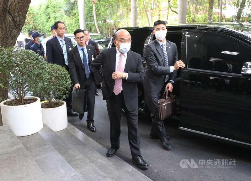 行政院長蘇貞昌（前中）22日率同各部會首長列席立法院施政報告，並於會前接受媒體聯訪表示，中國不斷以軍機、軍艦繞台，破壞區域和平穩定，這不是一個負責任國家應有的作為，也被世界各國關注譴責。中央社記者裴禛攝  109年9月22日