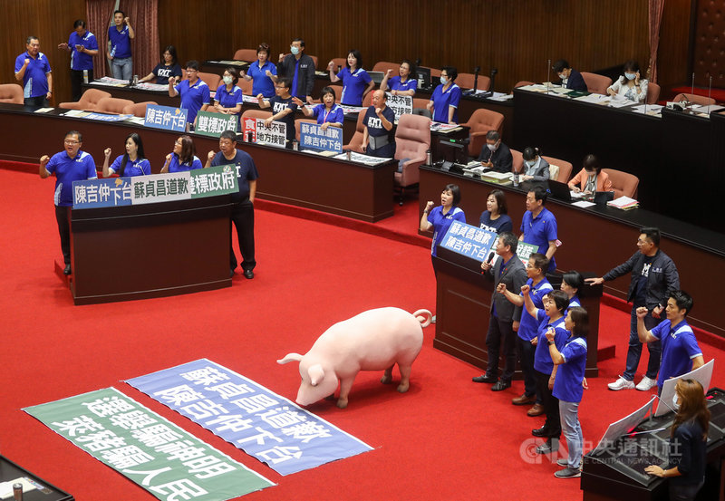 行政院長蘇貞昌22日赴立法院提出施政報告並接受立委質詢。國民黨團召集黨籍立委在開議前入場抗議,要求蘇貞昌就美豬議題先道歉再報告。中央社記者裴禛攝 109年9月22日