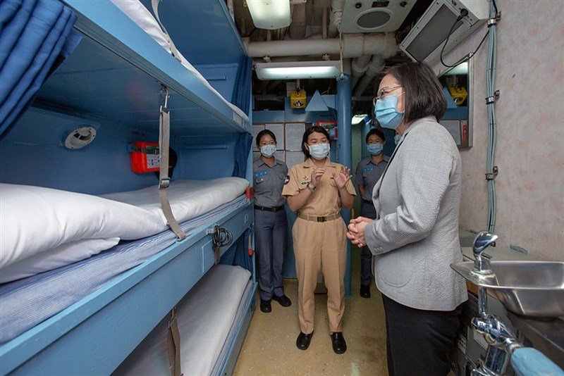 總統蔡英文(右前)22日赴澎湖,並登上子儀軍艦,視導女性官兵寢室。(總統府提供)中央社記者游凱翔傳真 109年9月22日
