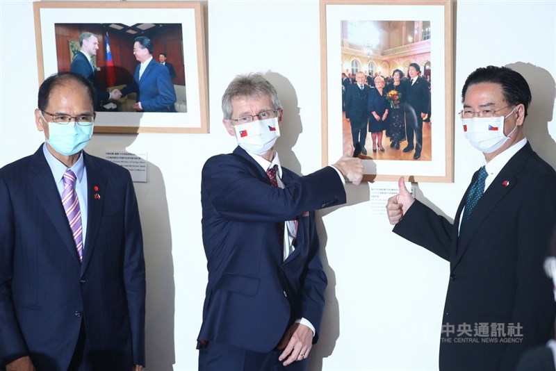 從捷克參議院議長維特齊(中)訪台行的「我是台灣人」,到歐洲議會議員正面回擊北京霸凌,挺台灣與挺人權聲浪正逐漸擴散至全歐。圖為外交部長吳釗燮(右)與捷克參議院議長維特齊3日在外交部參觀台捷兩國交流的紀念照,兩人比出大拇指表示肯定。(中央社檔案照片)