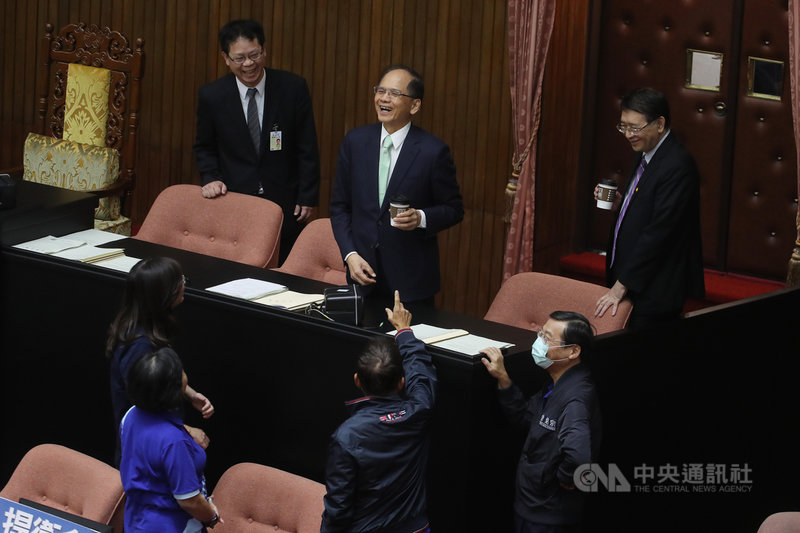 行政院長蘇貞昌原訂22日在立法院進行施政報告並備質詢,但國民黨立委要求先對放寬美豬進口道歉再報告,並占據議場官員席、備詢台等,杯葛議事進行,立法院會上午空轉;立法院長游錫堃(後中)下午與立法院秘書長林志嘉(後右)到議場與在場委員交換意見。中央社記者裴禛攝 109年9月22日