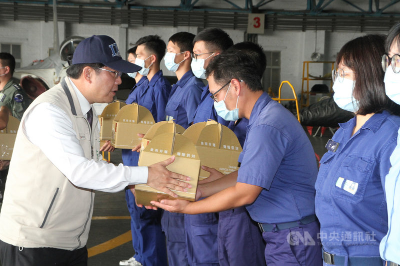 台南市長黃偉哲(左)22日下午到空軍台南基地勞軍,贈送禮盒給官兵。中央社記者楊思瑞攝 109年9月22日