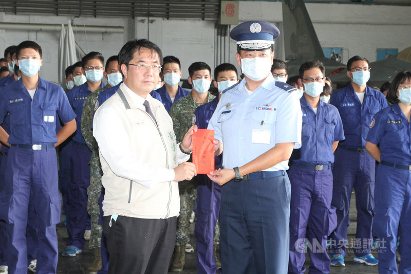 台南市長黃偉哲(前左)22日下午到空軍台南基地勞軍並致贈加菜金,由空軍第一戰術戰鬥機聯隊聯隊長陳世輝(前右)代表接受。中央社記者楊思瑞攝 109年9月22日